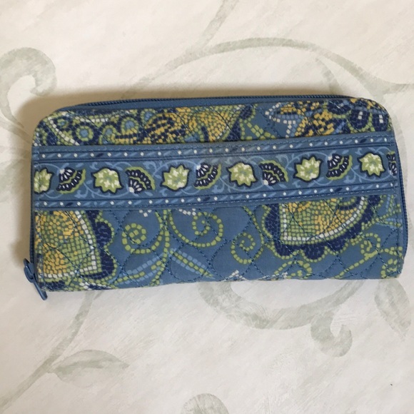 2/$15 Liz Claiborne quilted wallet - Picture 1 of 6